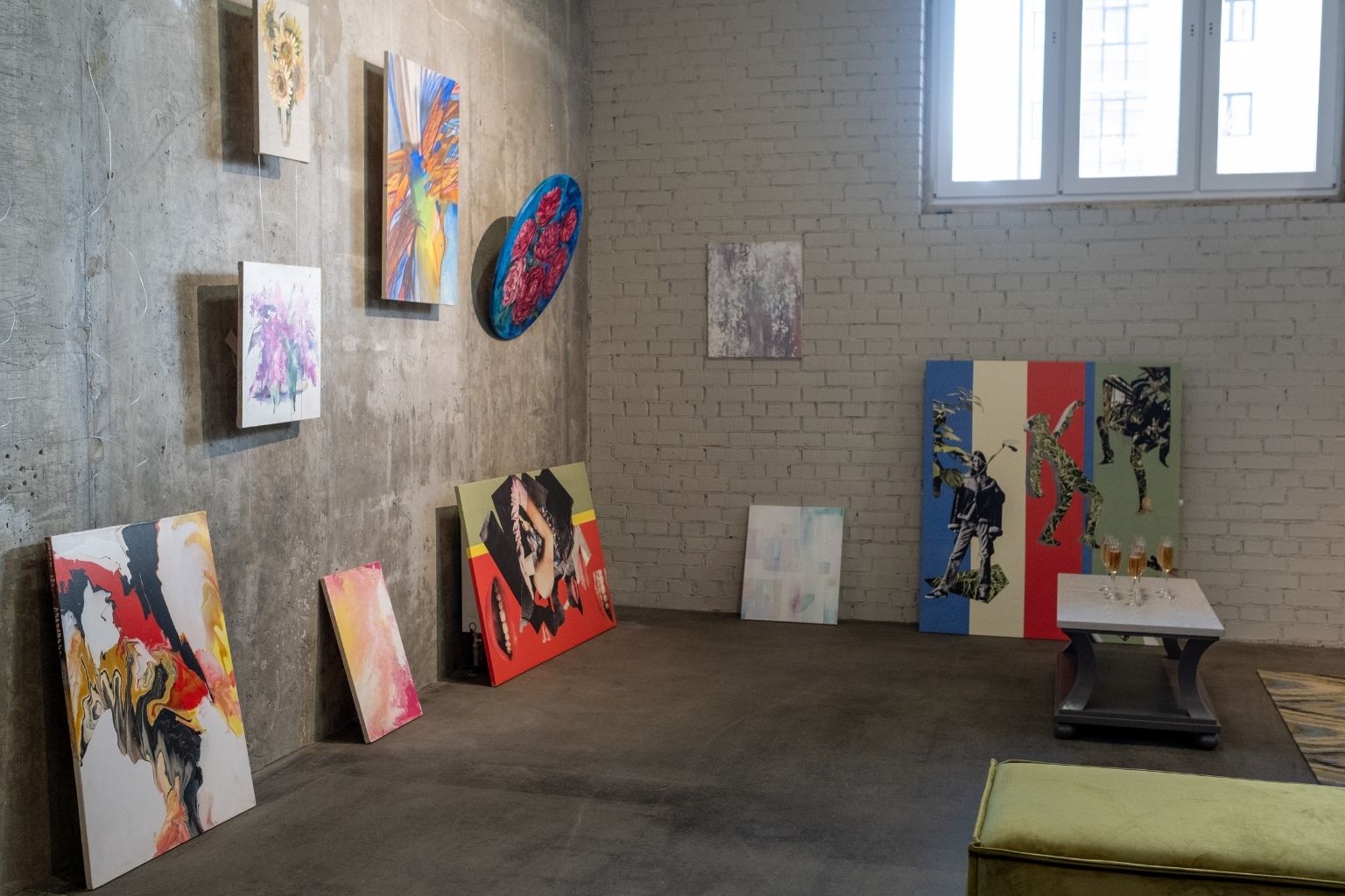 Büyük Duvar Tabloları ile Modern Salon Dekorasyonu
